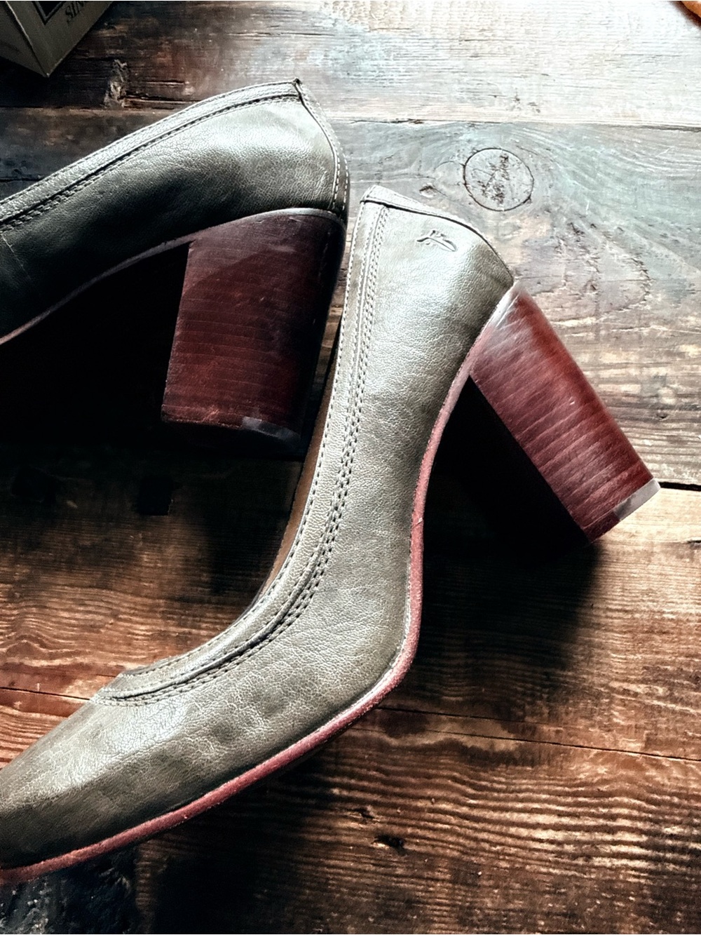 FRYE green leather pumps- size 9
